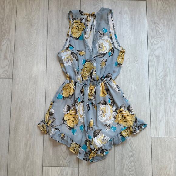 Audrey 3+1 gray floral sleeveless ruffle wrap romper small - Picture 3 of 4